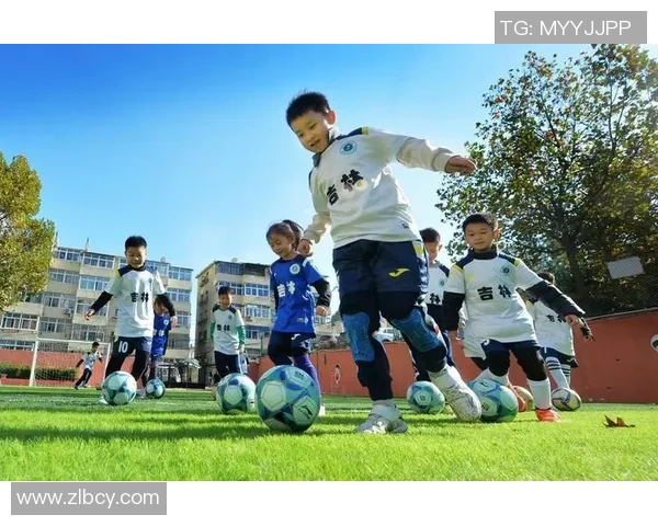 从街头墙壁到绿茵场：一个孩子的足球梦想启航之旅